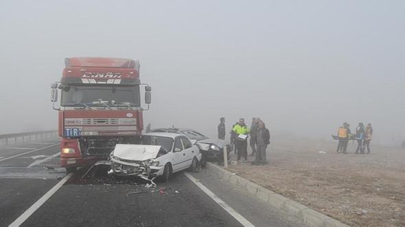 TIR, kırmızı ışıkta duran 4 araca çarptı