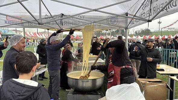 Hamsi ve Mıhlama Festivali'nde 1 ton mıhlama dağıtıldı
