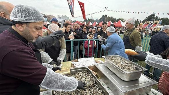 Festivalde 10 bin kişiye 3 ton hamsi dağıtıldı