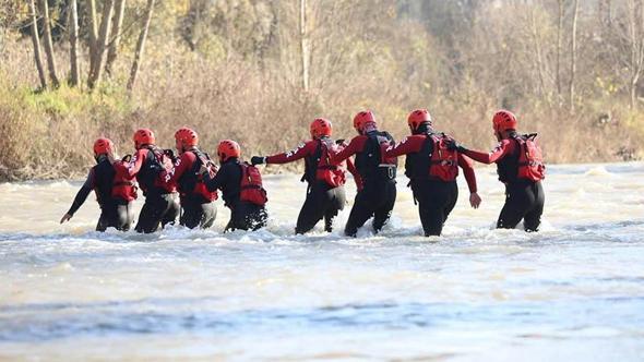 Arama kurtarma ekiplerinden çayda sel tatbikatı
