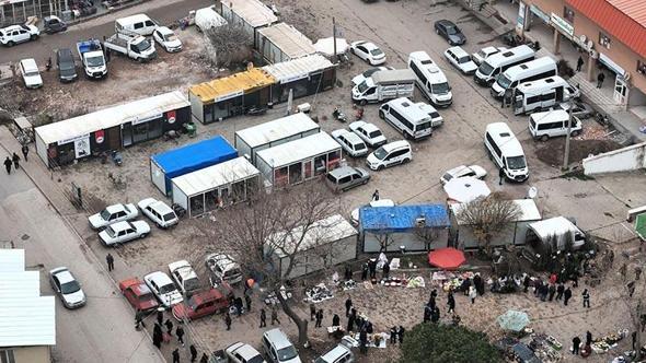 Depremin vurduğu Sındırgı'da kurulan konteyner dükkanlar, dronla görüntülendi