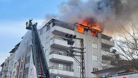 5 katlı binanın en üst katı alev alev yandı