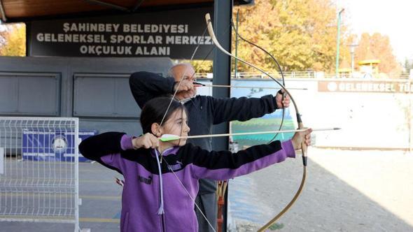 Tarih dizilerinden etkilenen baba-kız, kursta ok atmayı öğreniyor