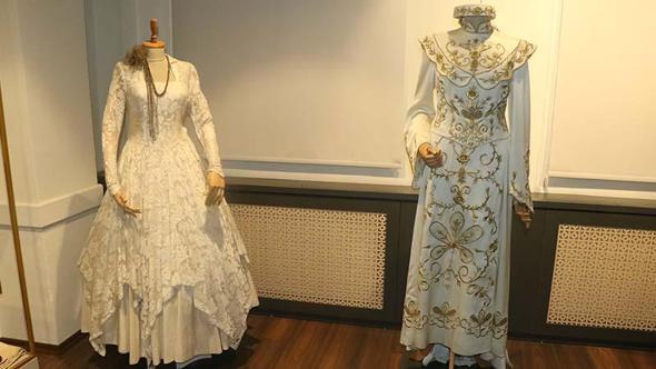 100 yıllık gelinlikler, 200 yıllık binada sergileniyor