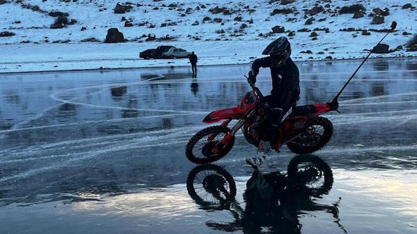 Profesyonel motosikletçi Atlı'dan Çıldır Gölü'nde buz üstünde drift şov
