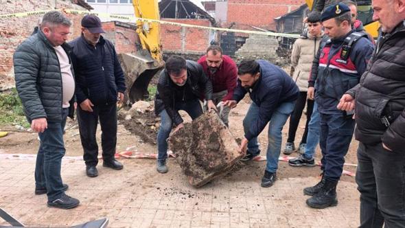 Site inşaatı kazısında mezar kalıntıları ile insan kemikleri bulundu