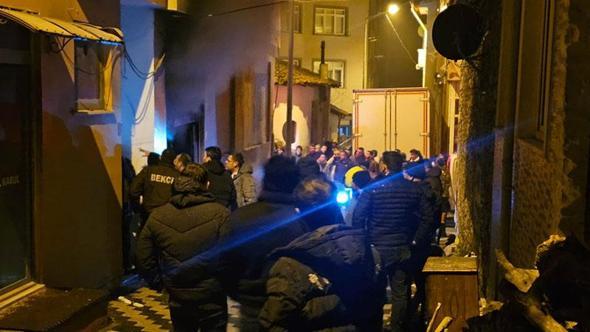 Mobilya mağazasındaki yangında bina sakinleri dumandan etkilendi