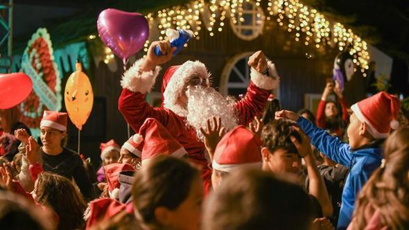 Antalya’da Noel Baba’nın yapay zeka görselleri ve figürlerine ilgi