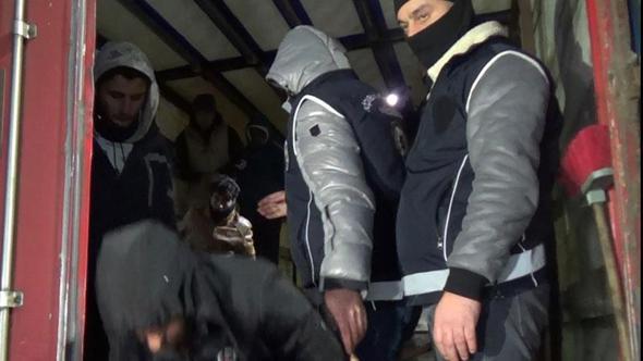 Gümrük mühürlü TIR’da 23 düzensiz göçmen yakalandı