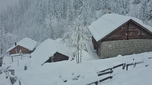 Rize'nin yüksekleri beyaza büründü