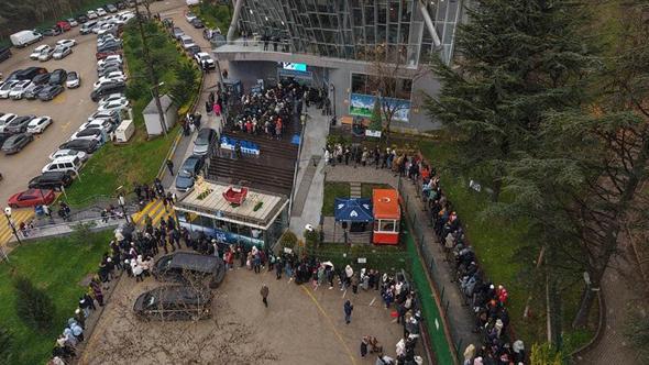 Uludağ’a teleferikle çıkmak isteyenler kuyruk oluşturdu