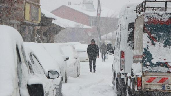 Karlıova'da yoğun kar; 10 köy yolu kapandı