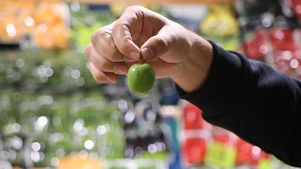 Kış ayında yaz meyveleri eriğin 3 tanesi 300, kirazın 5 tanesi ise 195 TL