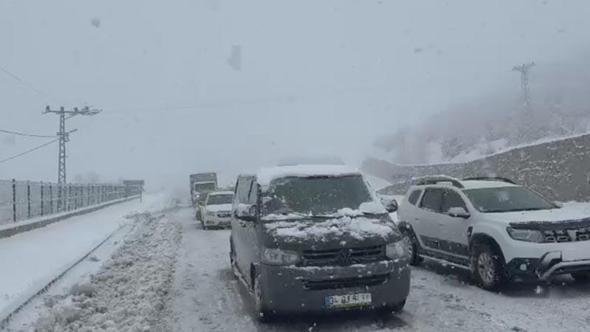 Bingöl’de 20 köy yolu kardan kapandı