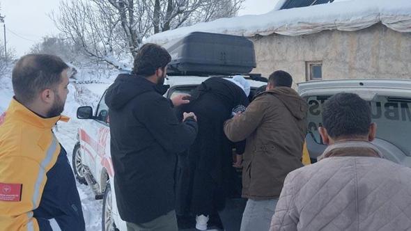 Yolu kapanan köyde iç kanama geçiren kadın, ekipler tarafından hastaneye ulaştırıldı