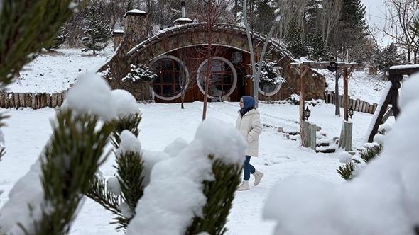 Sivas'ın 'Hobbit Evleri'nde kış manzarası