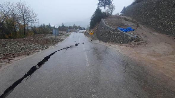 Cide-Bartın kara yolu, heyelan nedeniyle ulaşıma kapatıldı