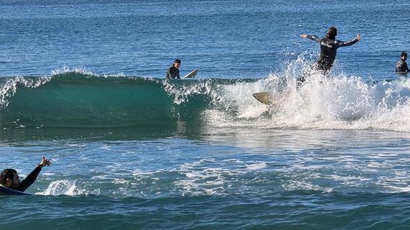 Hatay'da güneşli havanın keyfini sörf yaparak çıkardılar