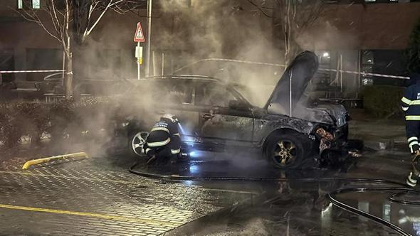 Hastane otoparkında 2 otomobil yandı