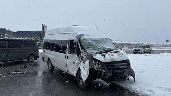 Kayseri'de işçi servis minibüsü, TIR'a çarptı: 11 yaralı