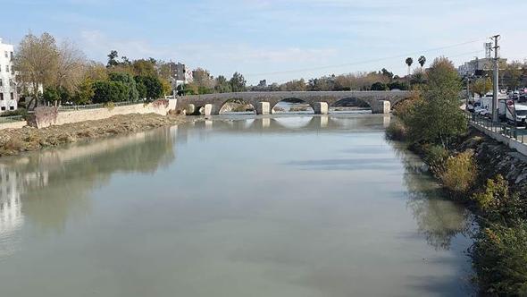 Mersin'de Göksu Nehri'nin rengi koyulaştı