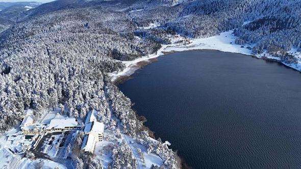 Karla kaplı Abant'ta eşsiz manzara