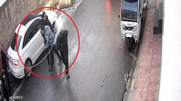 Kopan elektrik teli, üzerine düştüğü kişinin montunu yaktı; o anlar kamerada