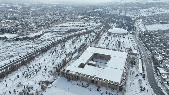 Şanlıurfa’da kar yağışı ulaşımda aksamalara neden oldu