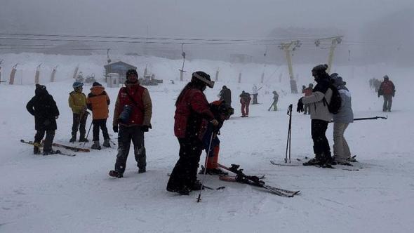 Uludağ'da yılbaşına saatler kala pistler, kayakseverlerle doldu