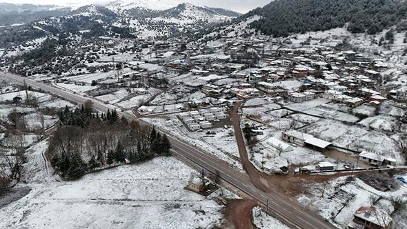 Sındırgı’nın yüksek kesimlerinde kar ve buzlanma