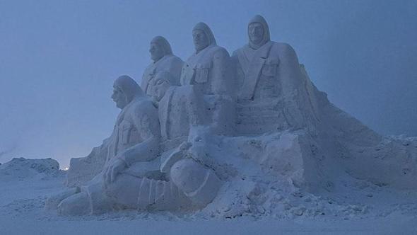 Şehit askerler anısına yapılan kardan heykeller tamamlandı