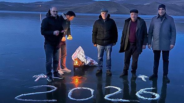 Yeni yılı yüzeyi buz tutan Çıldır Gölü’nde kaz eti yiyerek karşıladılar