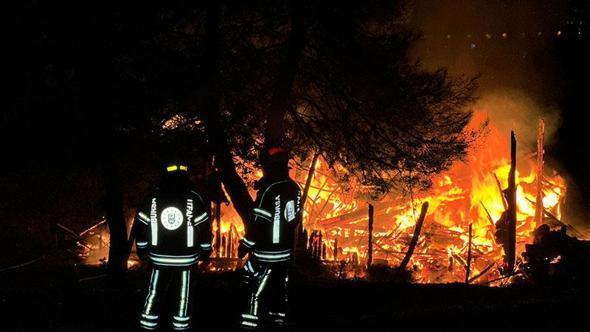 Bursa'da ahşap ev yangın; 2 kişi dumandan etkilendi