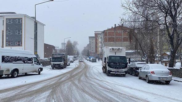 Kars’ta kar nedeniyle 130 köy yolu kapandı