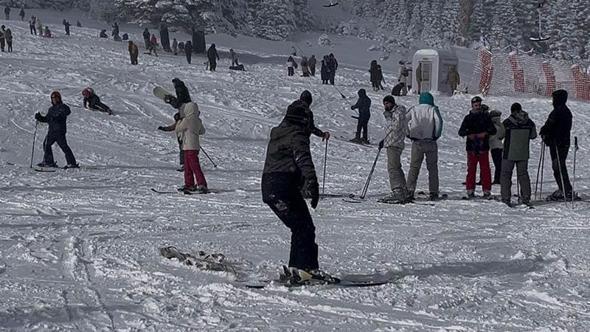 Uludağ'da kayak pistlerinde yeni yıl yoğunluğu