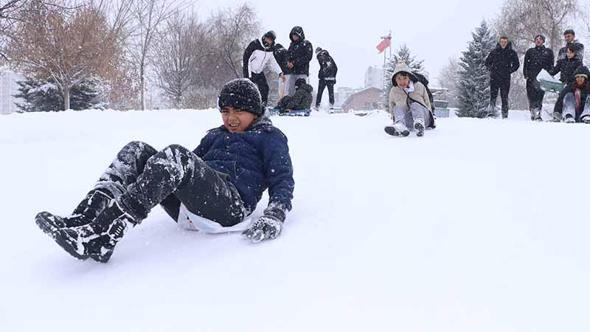 Kayseri’de yetişkinler ve çocuklar, poşet, naylon ve kızaklarla kayıp, karın keyfini çıkardı