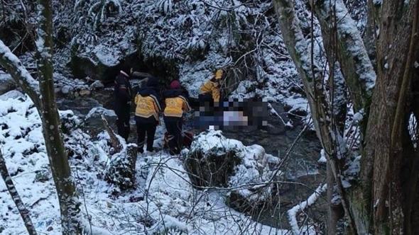 Deredeki otomobile 20 metre mesafede cesedi bulundu