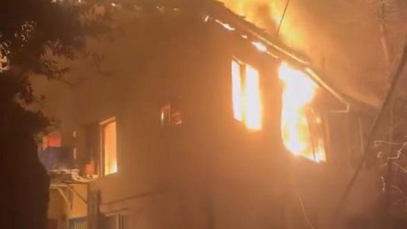Bursa'da 2 katlı evde çıkan yangın metruk 2 binaya sıçradı