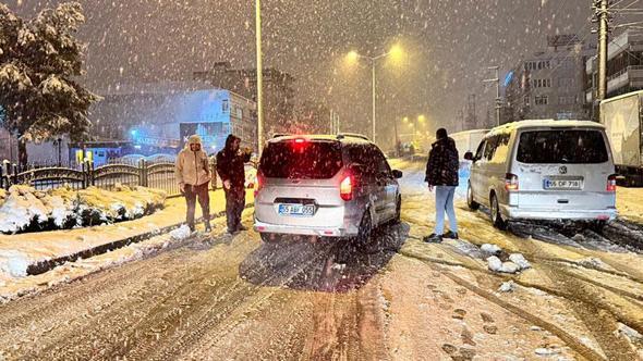 Samsun-Sinop yolu kar nedeniyle trafiğe kapatıldı
