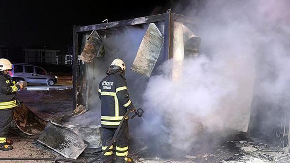 Sitenin güvenlik kulübesinde çıkan yangın büyümeden söndürüldü
