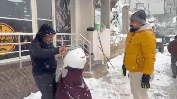 Berber, başına peruk taktığı kardan adamı tıraş etti