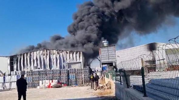 Konya'da fabrika deposu yandı; siyah duman gökyüzünü kapladı