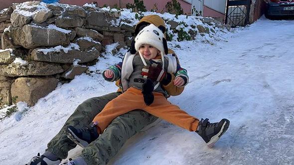 Bursa’da çocuklar poşetlerle kayıp karın keyfini çıkardı