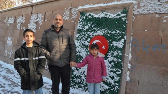 Türk bayrağı motifinin üzerindeki karı temizleyip öpen Zeynep'in babası: Bayrak sevgisi gönlünde yer etmiş
