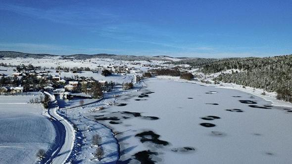 Bostancılar Göleti’nin yüzeyi buz tuttu