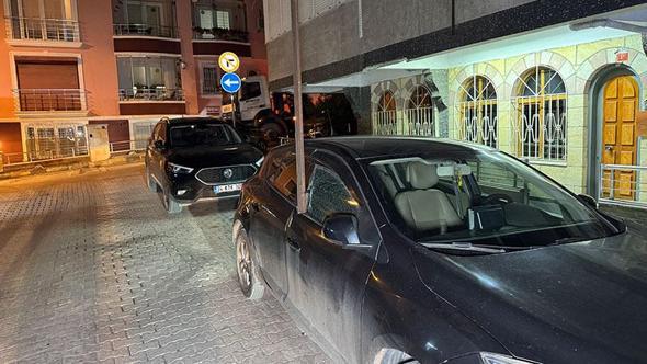 Avcılar’da 5 katlı binanın çatısından düşen demir, park halindeki otomobile saplandı