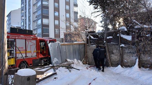 Yanan evde mahsur kalan kişiyi itfaiye erleri kurtardı