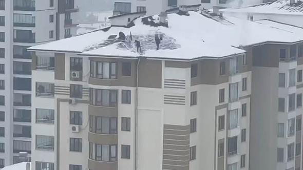 Elazığ’da 10 katlı binanın çatısında tehlikeli kar temizliği