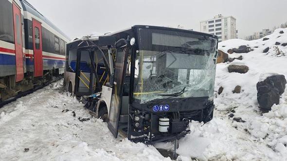 Yolcu treni, hemzemin geçitte belediye otobüsüne çarptı; 1 yaralı