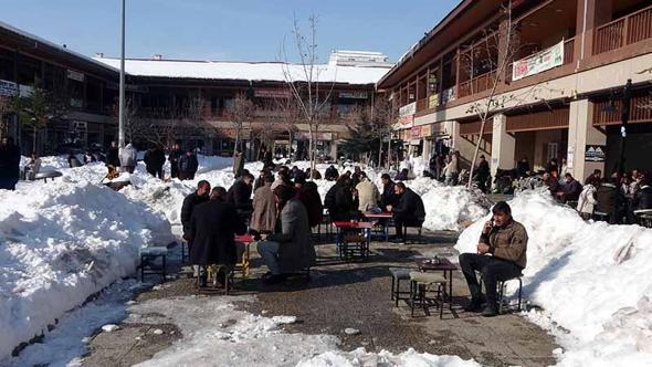 Kar kütlelerinin arasında masa kurup, çay içtiler